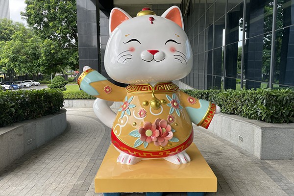 Fiberglass Fortune Cat Sculpture For Commercial Space Decoration